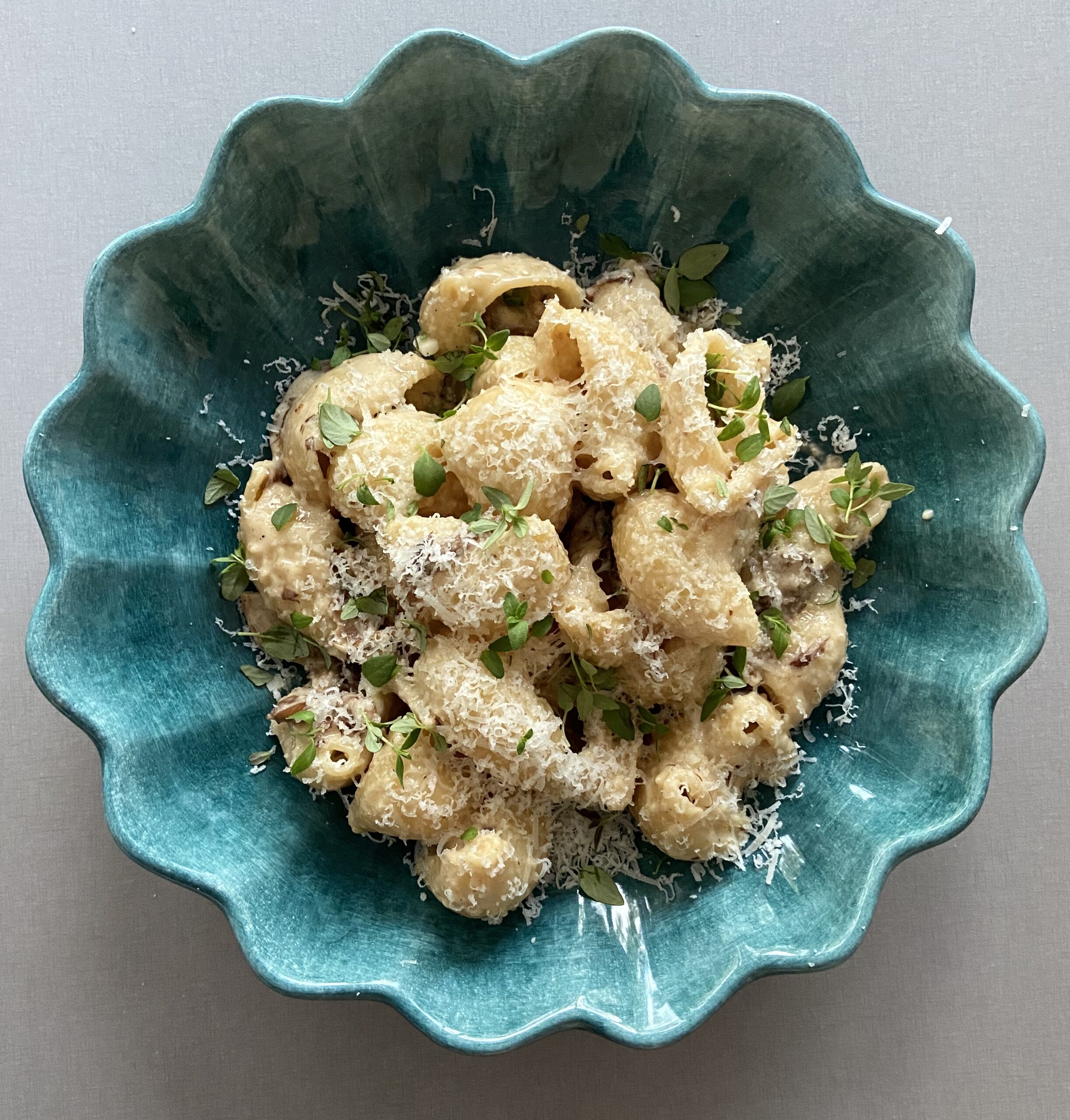 Gräddig pasta med smörstekt ostronskivling, karamelliserad silverlök och  pecorino 