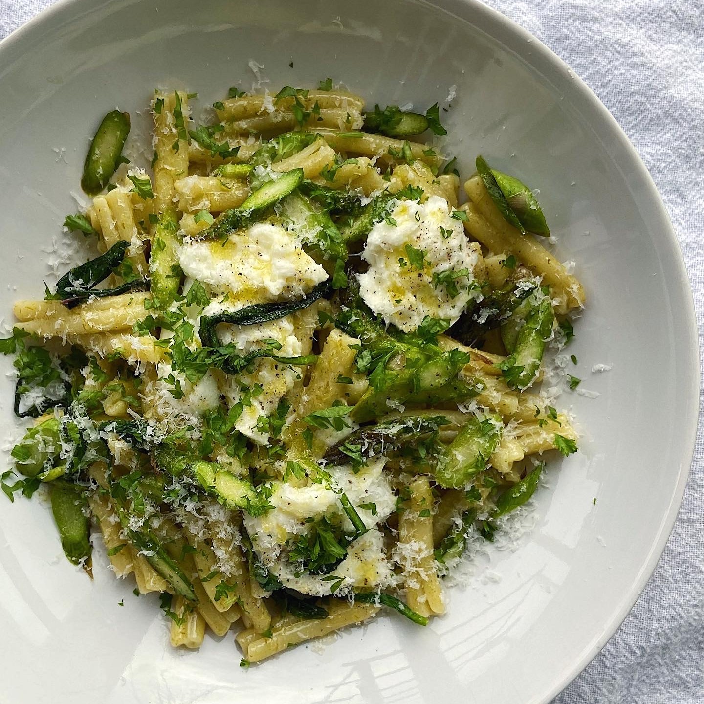 Pasta med ramslök, sparris och buffelmozzarella 